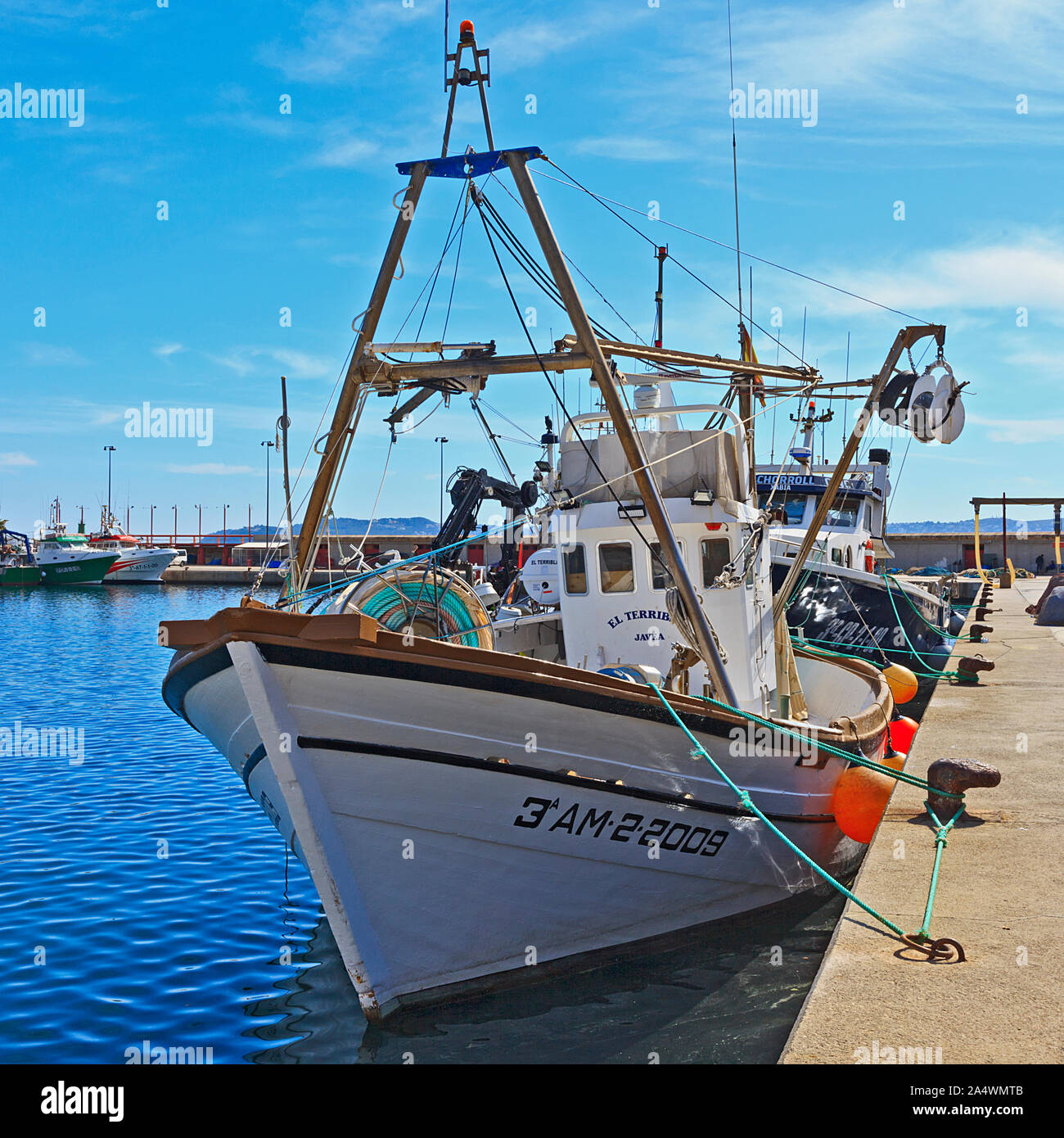 Barca da pesca in banchina nel porto di Javea a nord Costa Blanca, Spagna Foto Stock