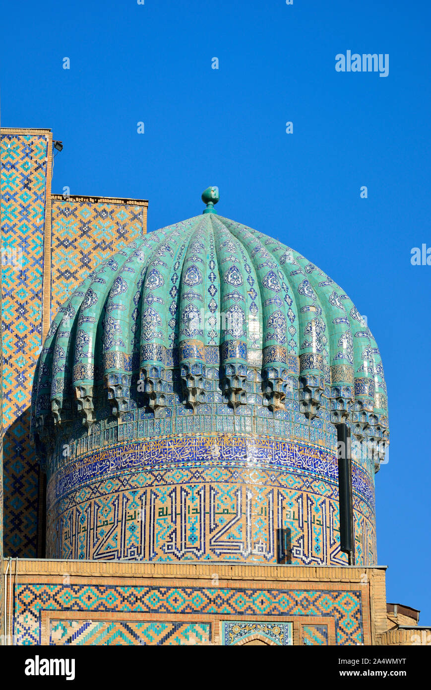 Madrasah Sher-Dor presso la piazza Registan. Un sito Patrimonio Mondiale dell'Unesco, Samarcanda. Uzbekistan Foto Stock