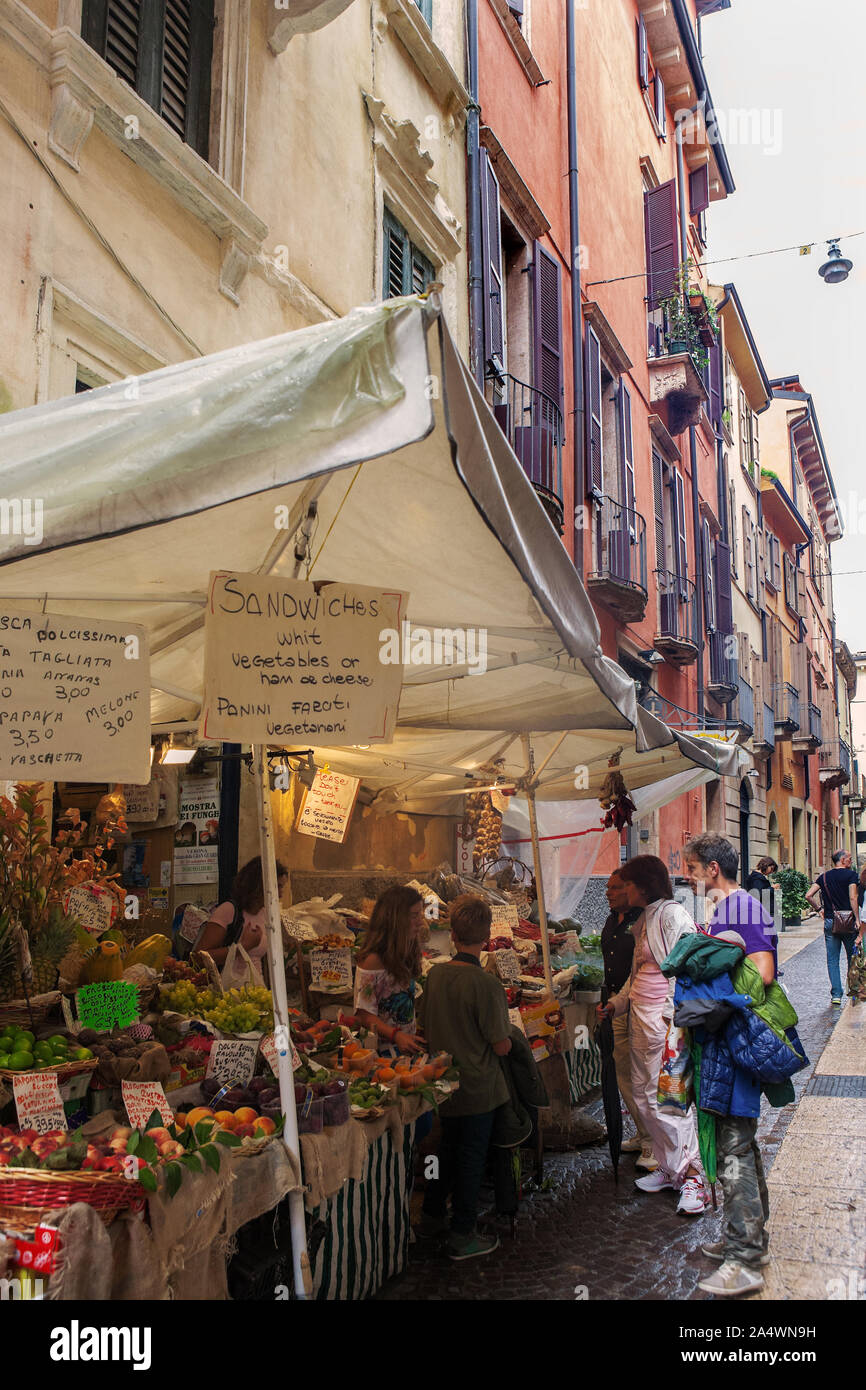 Tradizionale sulla strada di frutta e verdura, stallo Via Fama, Verona, Italia Foto Stock