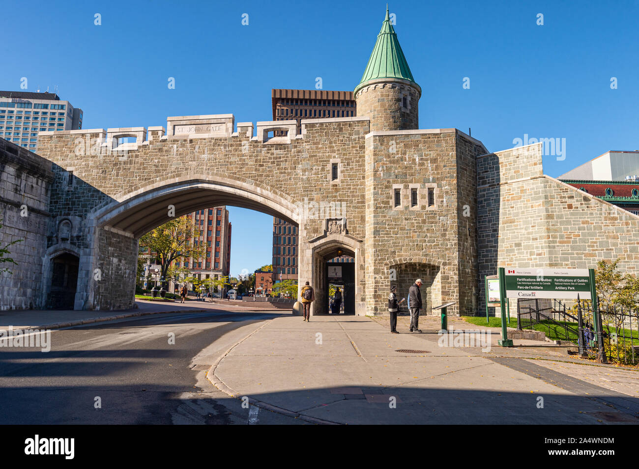 La città di Quebec, Canada - 5 October 2019: Porte San Jean (St John gate) è parte dei bastioni della città di Québec. Foto Stock