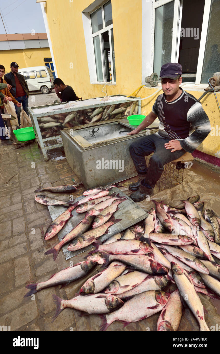 I fornitori di pesce a Dekhon bazaar. Tutti i pesci, dall'Amu Darya river, è scelto vivo e poi ucciso con un bastone di legno e preparato per il CLIÉ™ Foto Stock