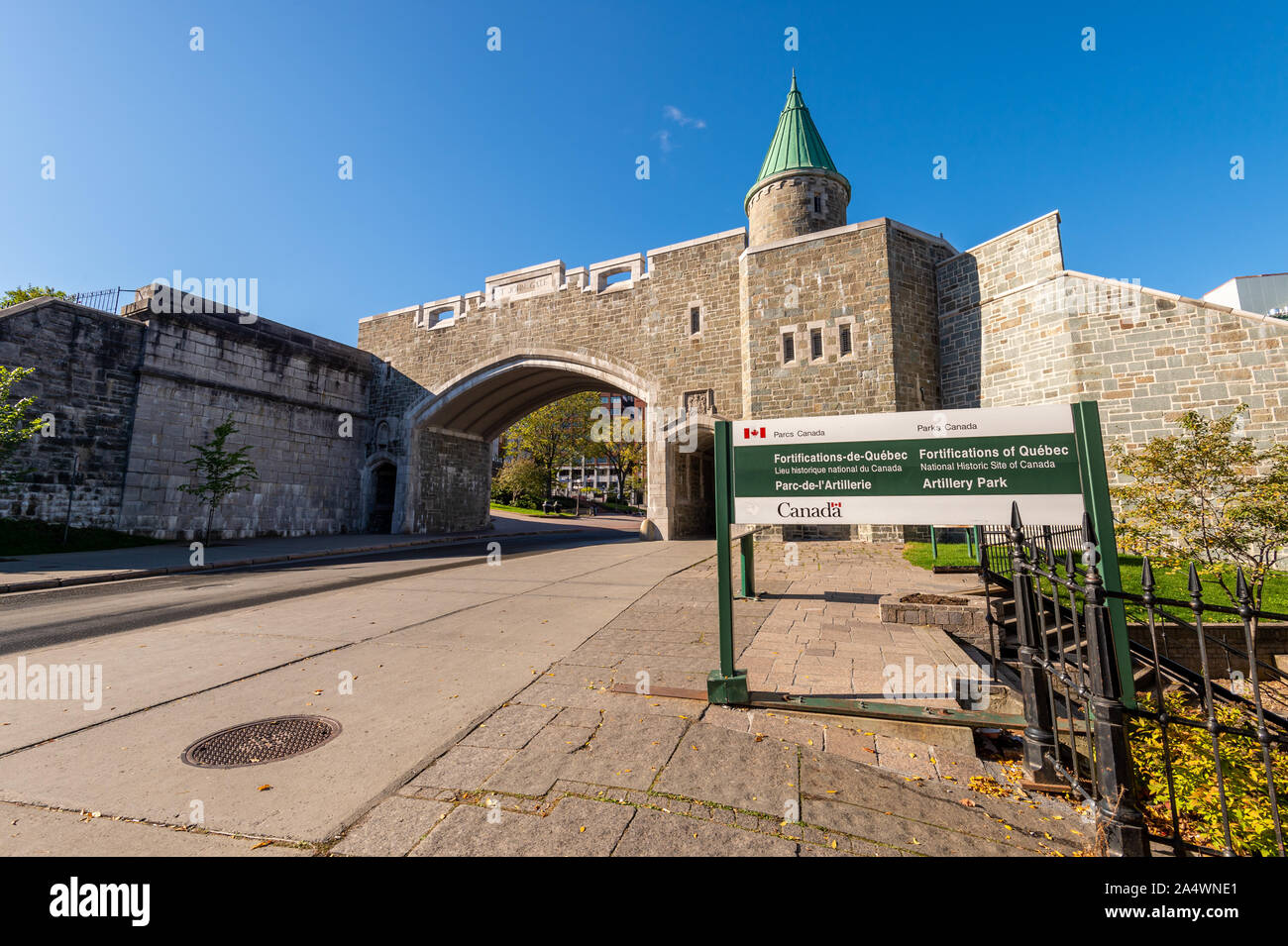 La città di Quebec, Canada - 5 October 2019: Porte San Jean (St John gate) è parte dei bastioni della città di Québec. Foto Stock