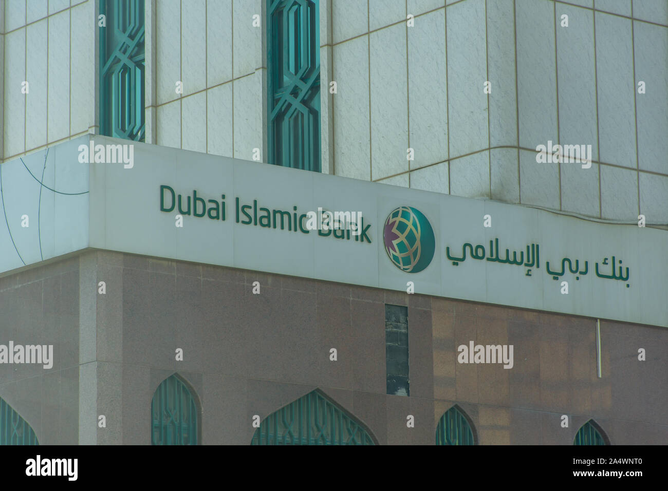 "Ras al Khaimah Ras al Khaimah/Emirati Arabi Uniti - 10/16/2019: 'Dubai Banca Islamica di un grande Medio Oriente edificio banche segno logo su grandi buildi Foto Stock