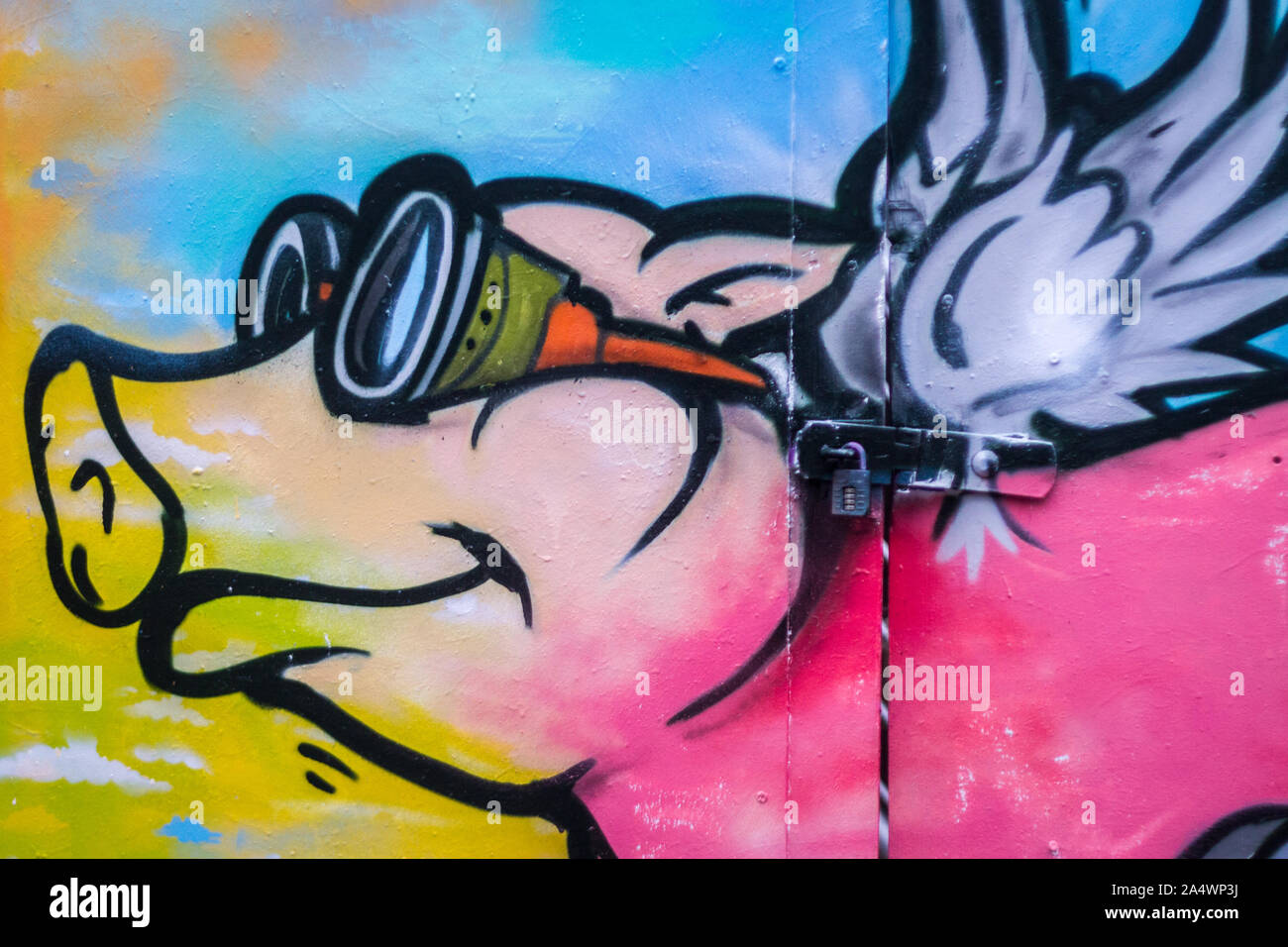 Dettagli del Flying Pig murale di Zandism in Camden, Londra Foto Stock