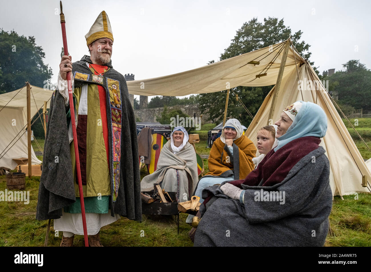 Battaglia di Hastings storica rievocazione presso il sito originale del 1066 battaglia tra gli eserciti di Guglielmo II di Normandia e Re Harold. Foto Stock