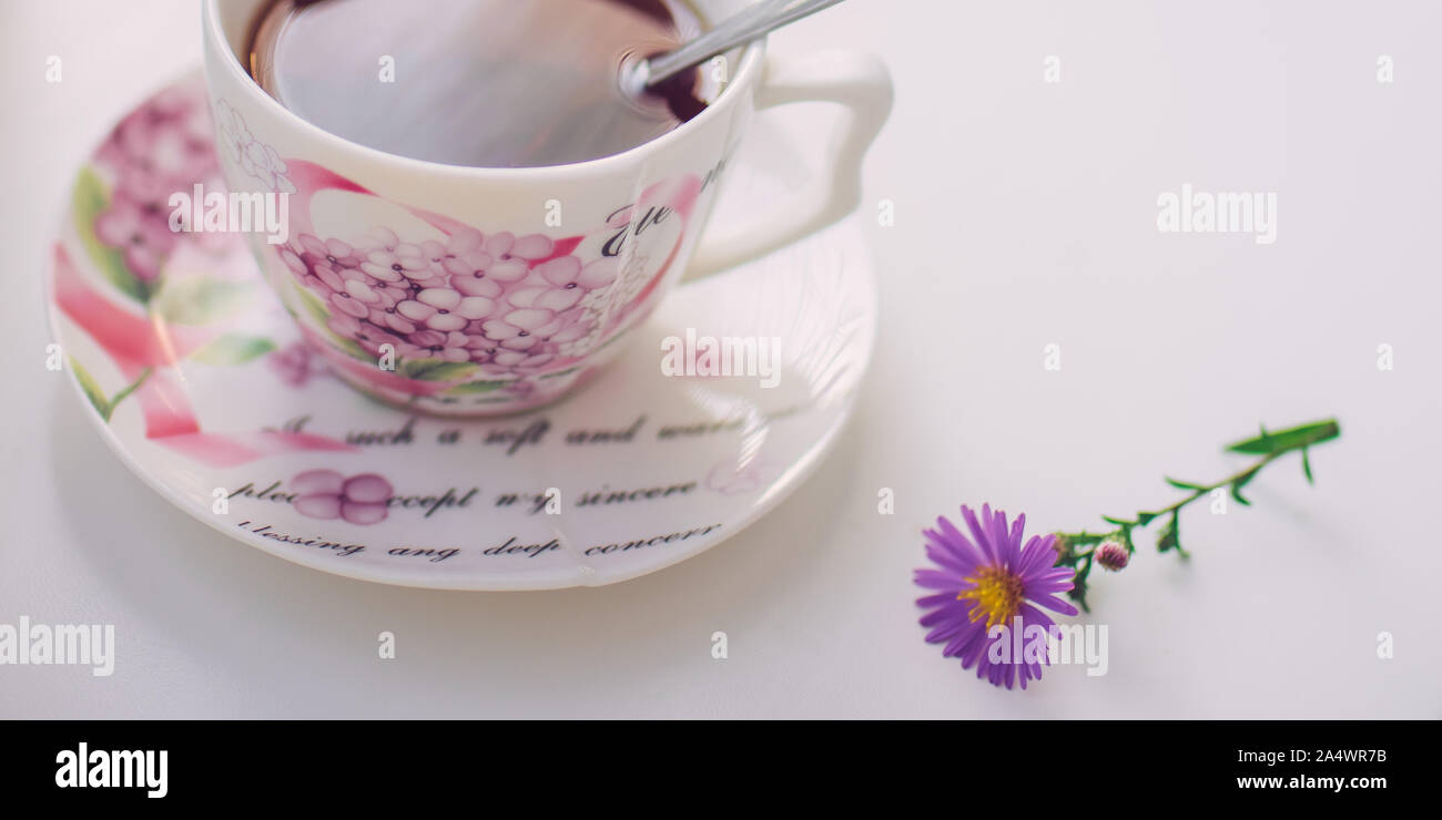 Il tè nero in un elegante vintage tazza di porcellana sul tavolo bianco. Foto Stock