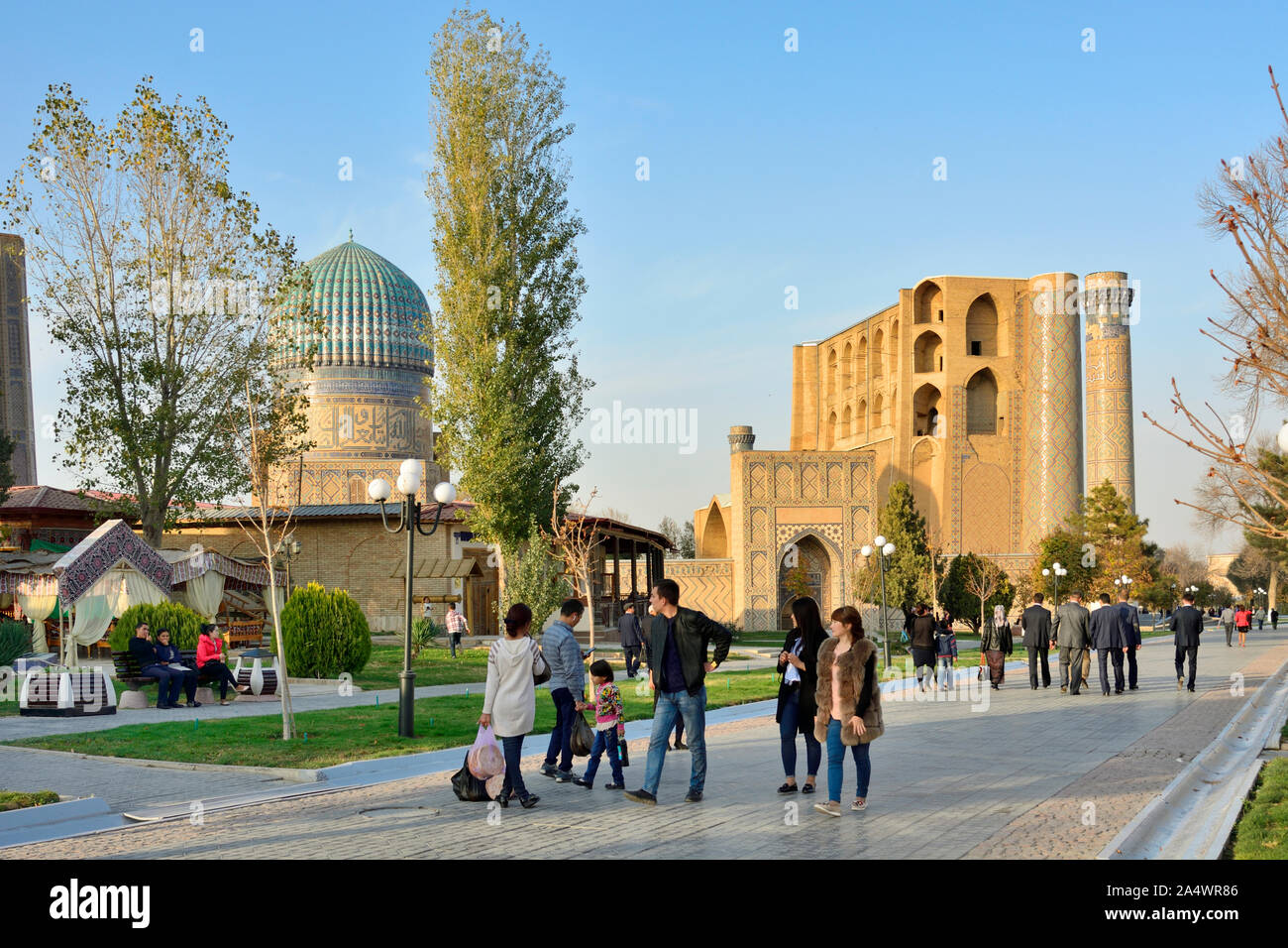 Scena di strada e Bibi Khanum moschea. Esso è stato costruito (1399) come Samarcanda e il principale luogo di culto e dedicato a Timur preferiti della moglie Sarai Mulk Khan Foto Stock