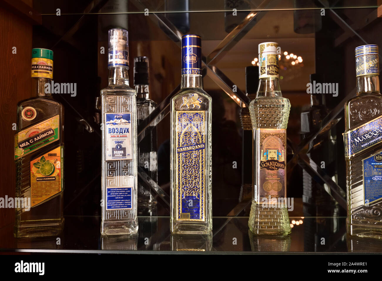 Uzbek vodka. Sala degustazione vini presso il Hovrenko Fabbrica del vino. Samarcanda, un sito Patrimonio Mondiale dell'Unesco. Uzbekistan Foto Stock