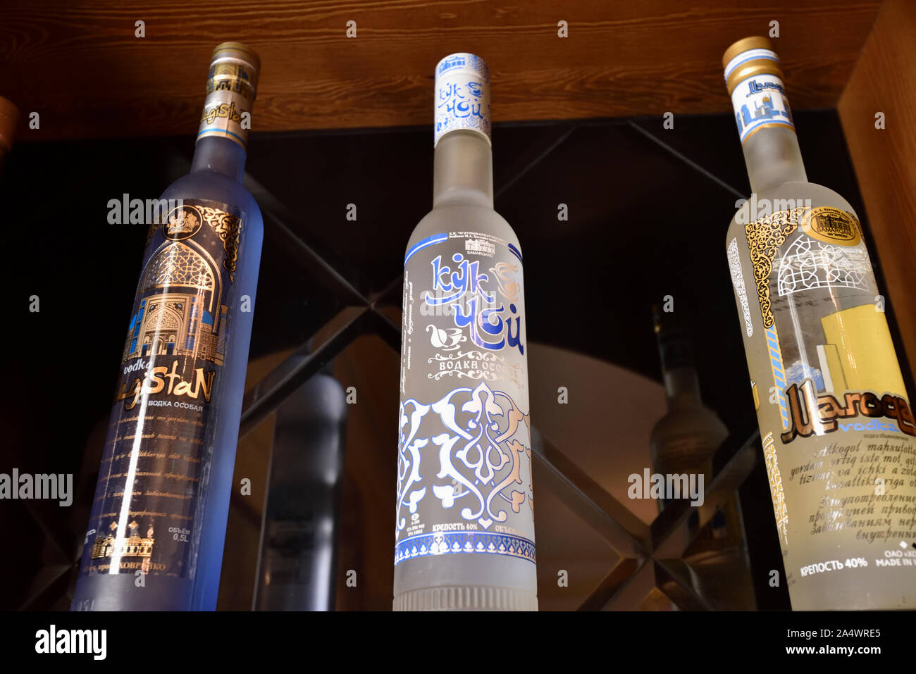 Uzbek vodka. Sala degustazione vini presso il Hovrenko Fabbrica del vino. Samarcanda, un sito Patrimonio Mondiale dell'Unesco. Uzbekistan Foto Stock