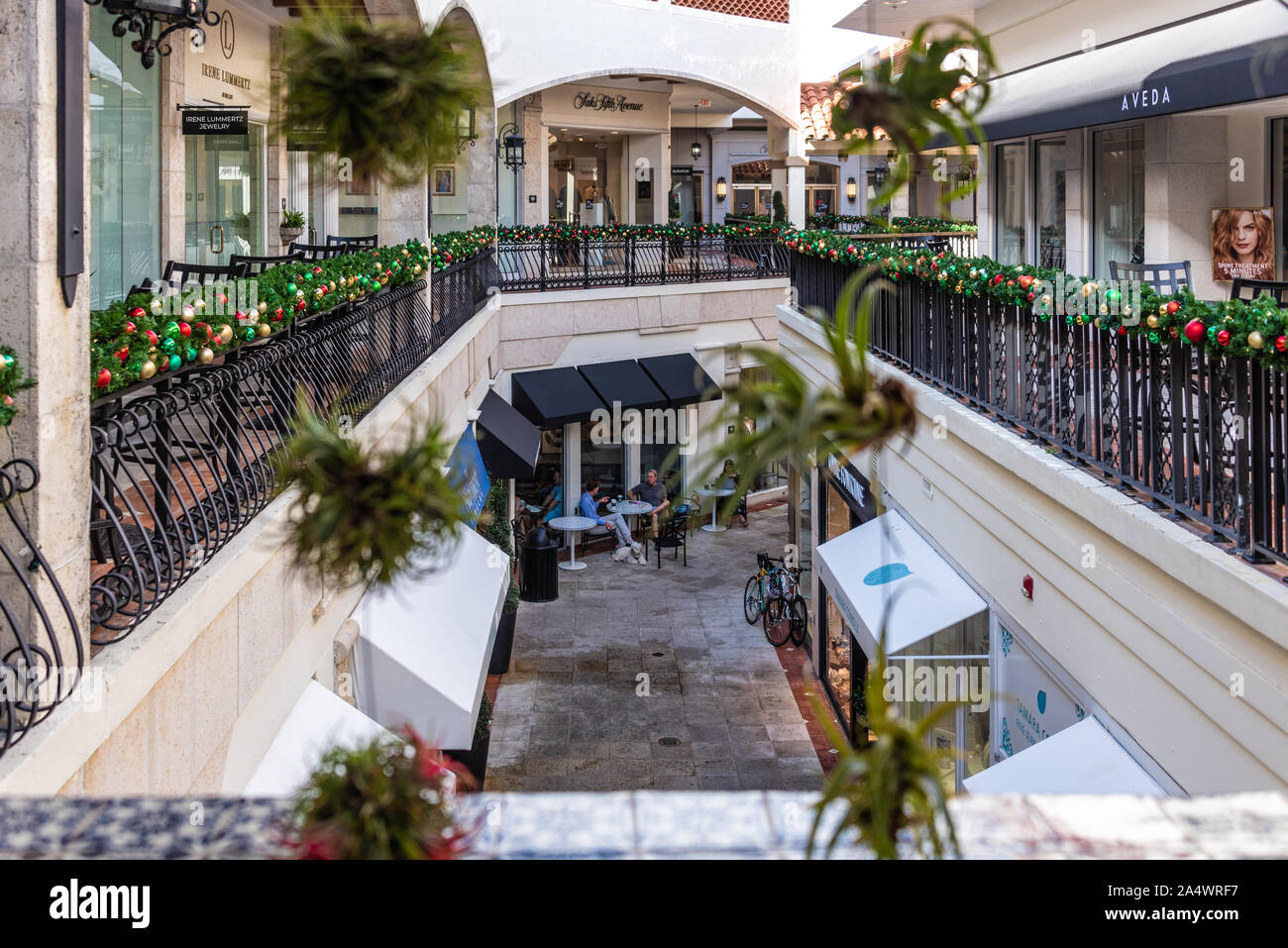 Il caffè del mattino e la conversazione di Starbucks nella spianata sulla Worth Avenue a Palm Beach, Florida. (USA) Foto Stock