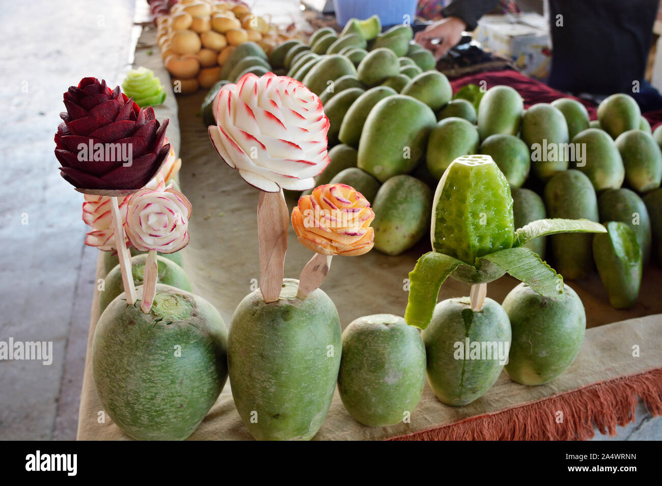 Un suggestivo display di verdura alla Siyob Bazaar. Samarcanda, un sito Patrimonio Mondiale dell'UNESCO. Uzbekistan Foto Stock