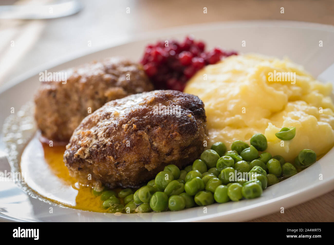 Lo svedese tradizionale piatto wallenbergare con carne di vitello, purè di patate, lingonberry marmellata e burro fuso Foto Stock