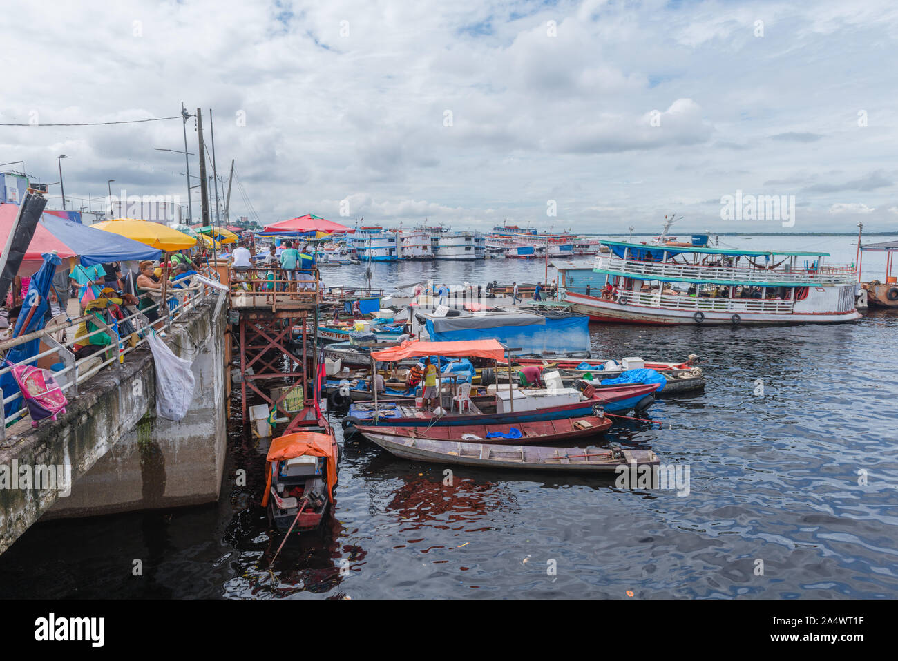 La pesca habor in Porto Flutante o Floating Porto, aprire barche da pesca con i proprietari vendono pesce fresco, Manaus, l'Amazzonia, Brasile, dell'America Latina Foto Stock
