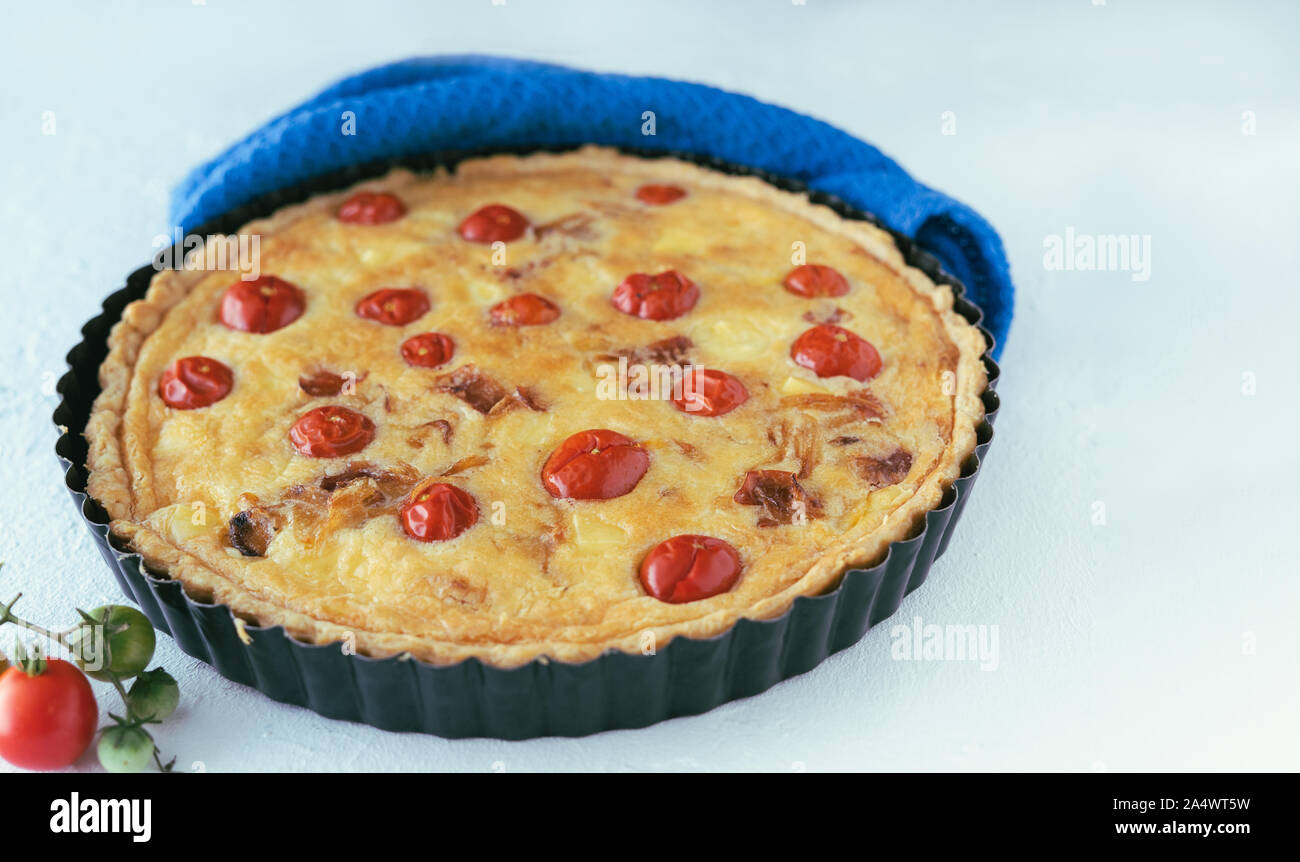 Pomodoro ciliegino quiche in sfondo bianco. Foto Stock