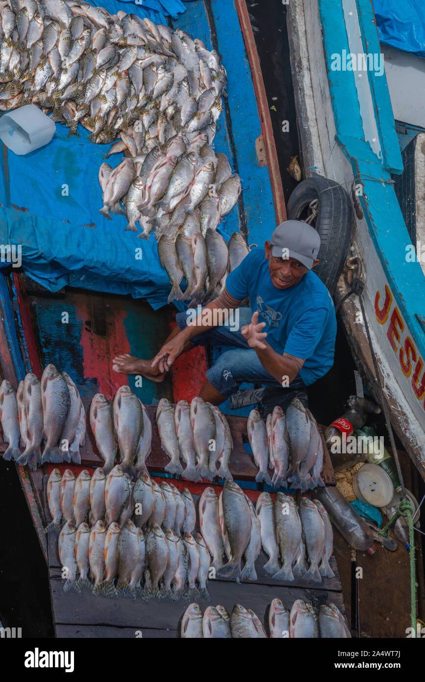 La pesca habor in Porto Flutante o Floating Porto, aprire barche da pesca con i proprietari vendono pesce fresco, Manaus, l'Amazzonia, Brasile, dell'America Latina Foto Stock