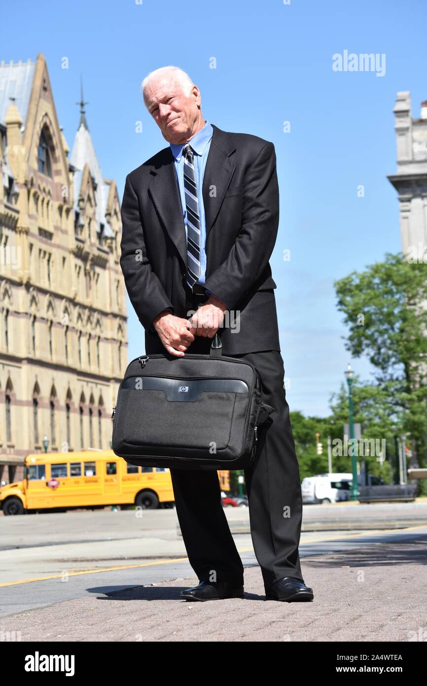 Adulto infelice Senior Business Man Investor indossare tuta e cravatta in piedi Foto Stock