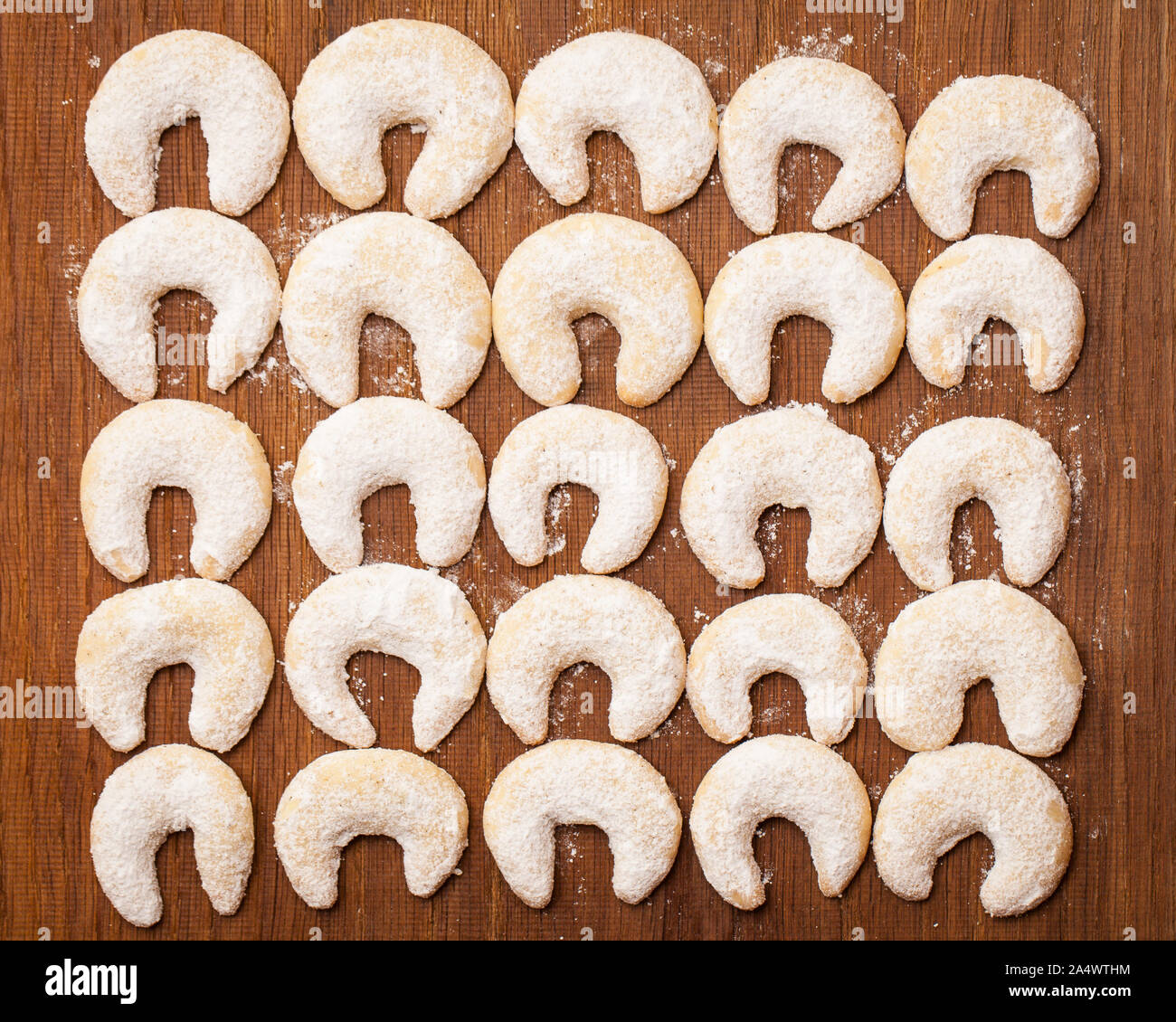 25 vaniglia mezzelune su pannello di legno Foto Stock