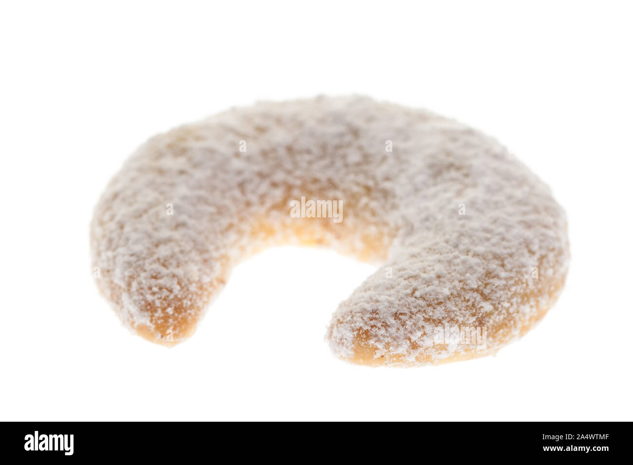 Biscotti di Natale: Single vaniglia crescent (Vanillekipferl) dalla parte anteriore su sfondo bianco Foto Stock