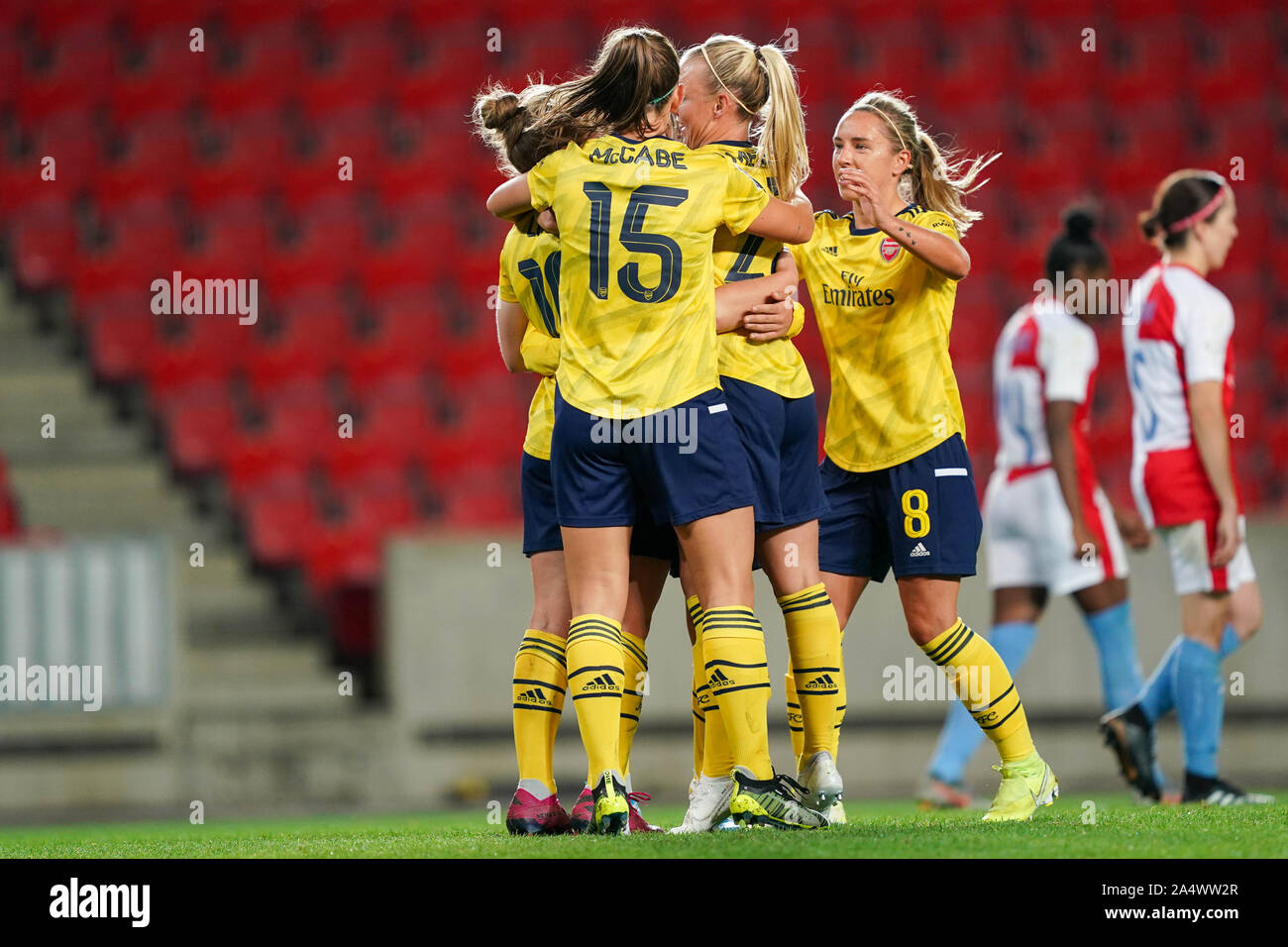 Praga, Repubblica Ceca. Xvi oct, 2019. Praga, Repubblica Ceca - 16 ottobre: i giocatori dell'Arsenal festeggiano il loro quinto obiettivo durante il femminile UEFA Champions League football match tra SK Slavia Praha e Arsenal donne a Sinobo Stadium il 16 ottobre 2019 a Praga, Repubblica Ceca (foto di Daniela Porcelli/SPP) Credito: SPP Sport Stampa foto. /Alamy Live News Foto Stock