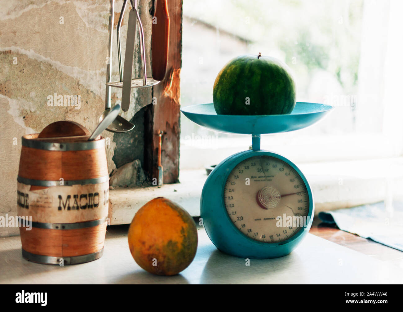 Autunno still life con melone ed anguria su una scala e su una tavola di legno tavolo bianco. La pesatura del prodotto. Autumn harvest concetto. Felice Ringraziamento Foto Stock