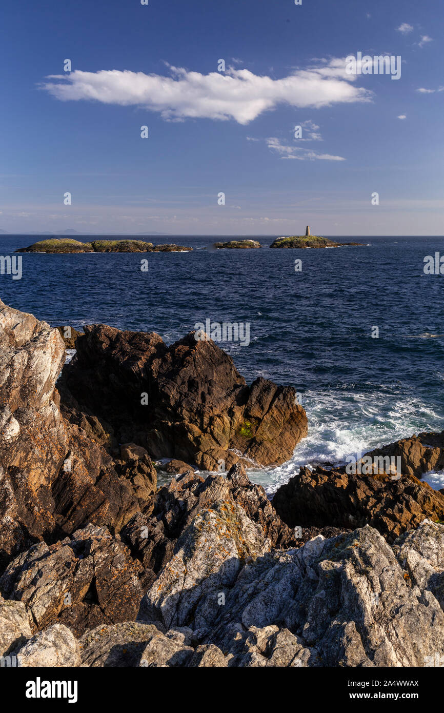 Coste rocciose e isola a Rhoscolyn, Anglesey, Galles del Nord in una giornata di sole Foto Stock