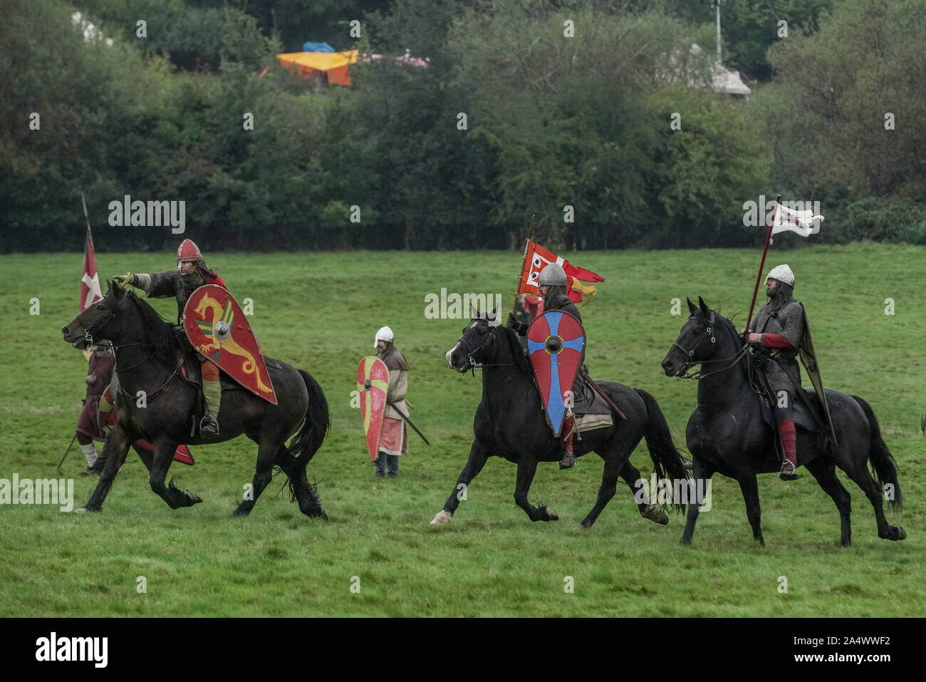 Battaglia di Hastings storica rievocazione presso il sito originale del 1066 battaglia tra gli eserciti di Guglielmo II di Normandia e Re Harold. Foto Stock