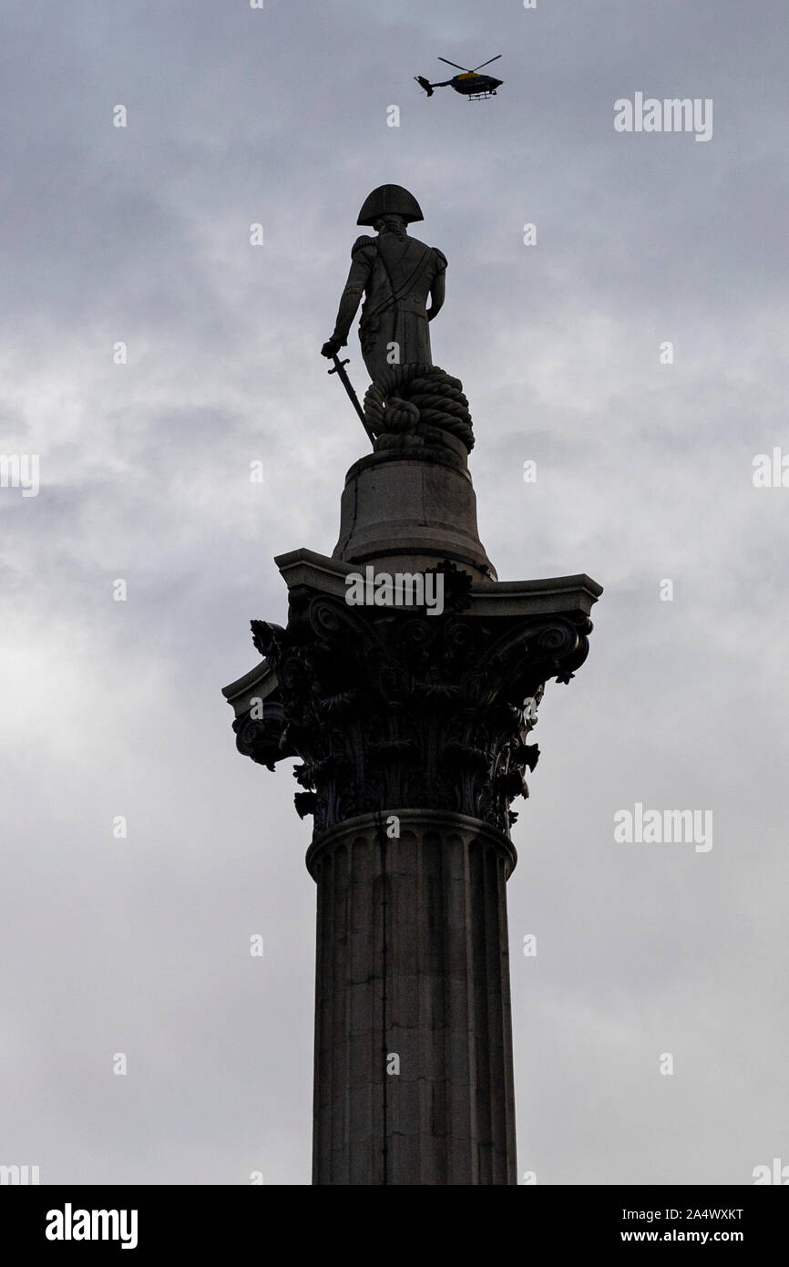 Trafalgar Square, Londra, Regno Unito. 16 ott 2019. La Metropolitan Police cerchi in elicottero sopra Nelsons Column durante la ribellione di estinzione protesta a Trafalgar Square London Credit: Ricci Fothergill/Alamy Live News Foto Stock