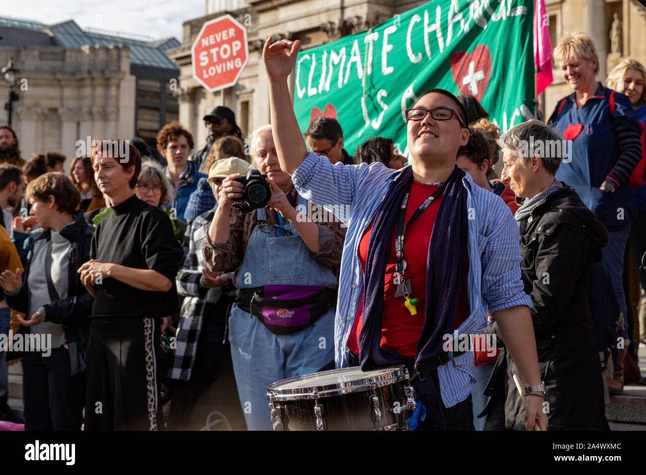 Trafalgar Square, Londra, Regno Unito. 16 ott 2019. Estinzione della ribellione demonstrator gioca il tamburo per il Folle a Trafalgar Square a Londra, 16 ottobre 2019 Credit: Ricci Fothergill/Alamy Live News Foto Stock