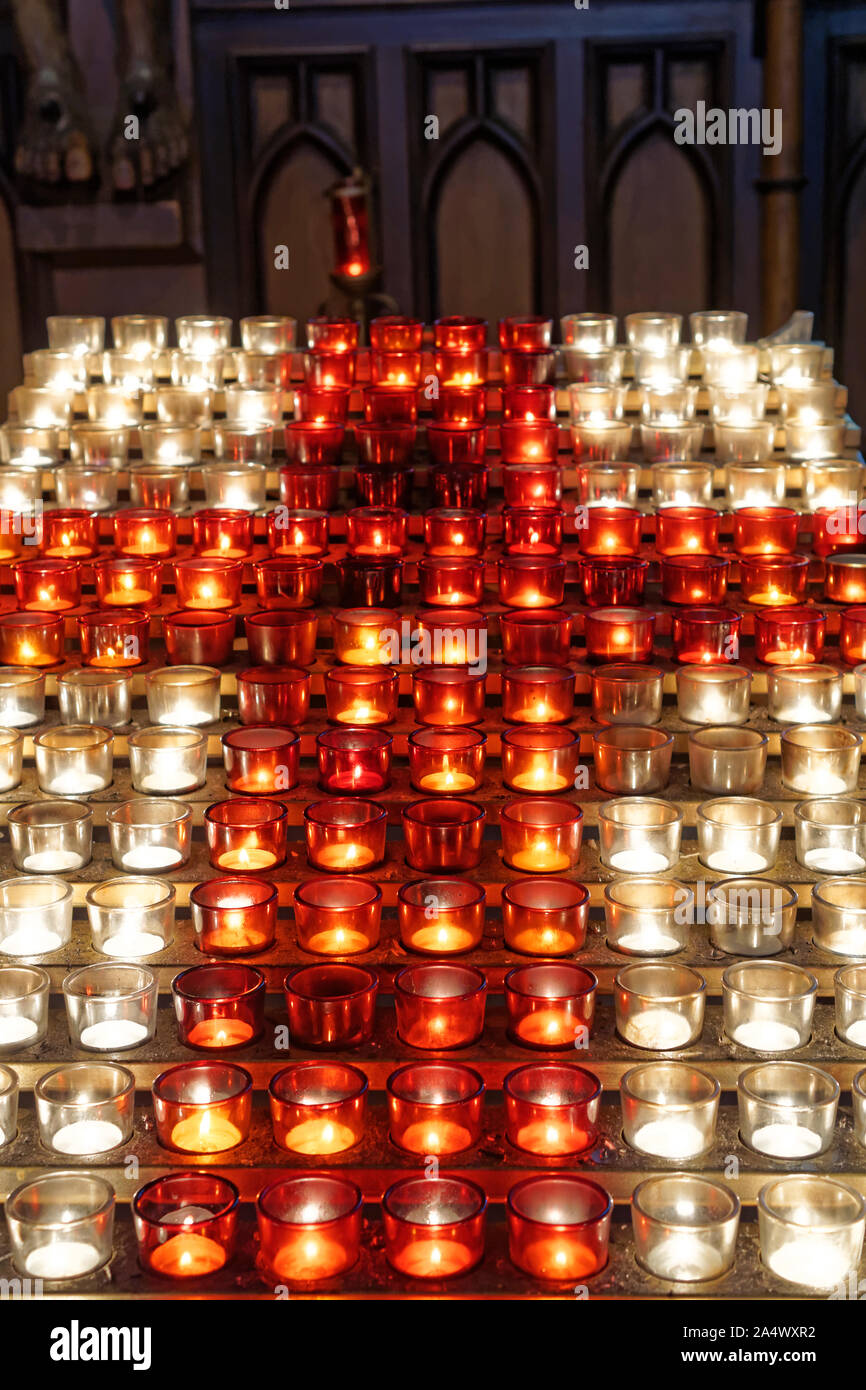 Il bianco e il rosso candele votive in forma di crocefisso dentro la Basilica di Notre Dame, la Vecchia Montreal, Quebec, Canada Foto Stock