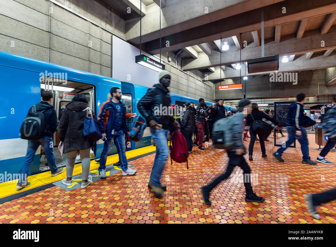 Montreal, CA - 15 Ottobre 2019: i passeggeri di scendere dal treno della metropolitana a Lionel Groux stazione. Foto Stock