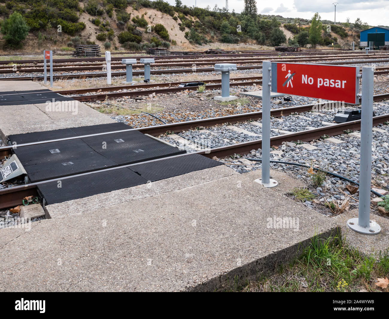 Segnale di avvertimento 'No pasar' (non cross) sulla stazione ferroviaria, una possibile posizione di incidenti, Puebla de Sanabria, Spagna Foto Stock