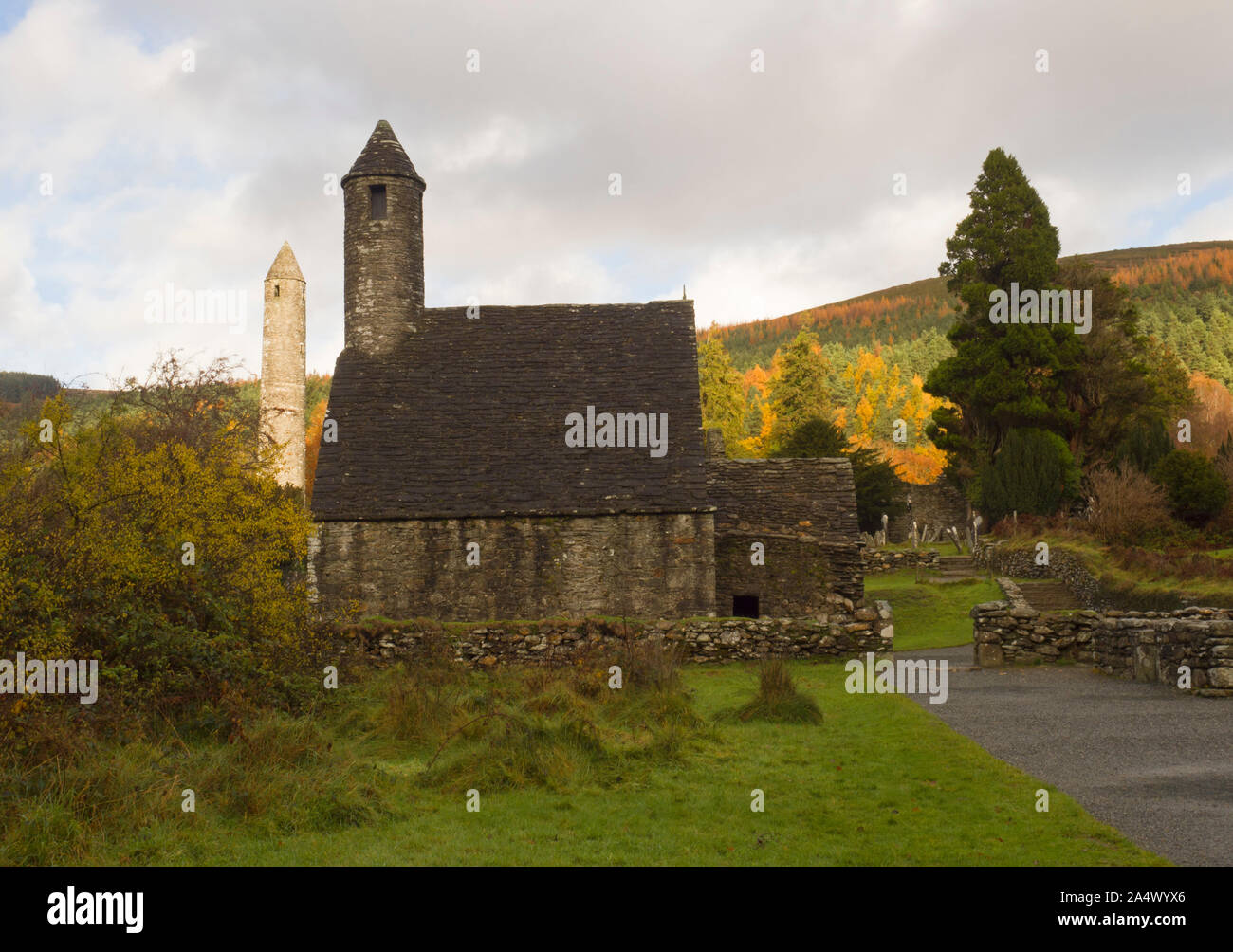 San Kevin la Chiesa e la torre rotonda, Glendalough, il Parco Nazionale di Wicklow Mountains, County Wicklow, Irlanda Foto Stock