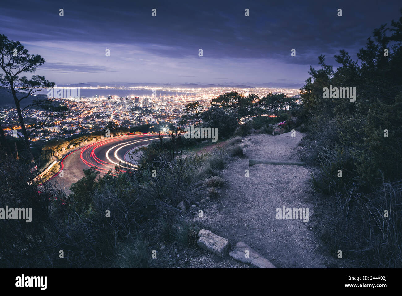 Vista in strada a Capetown di notte da montagna della tavola Foto Stock