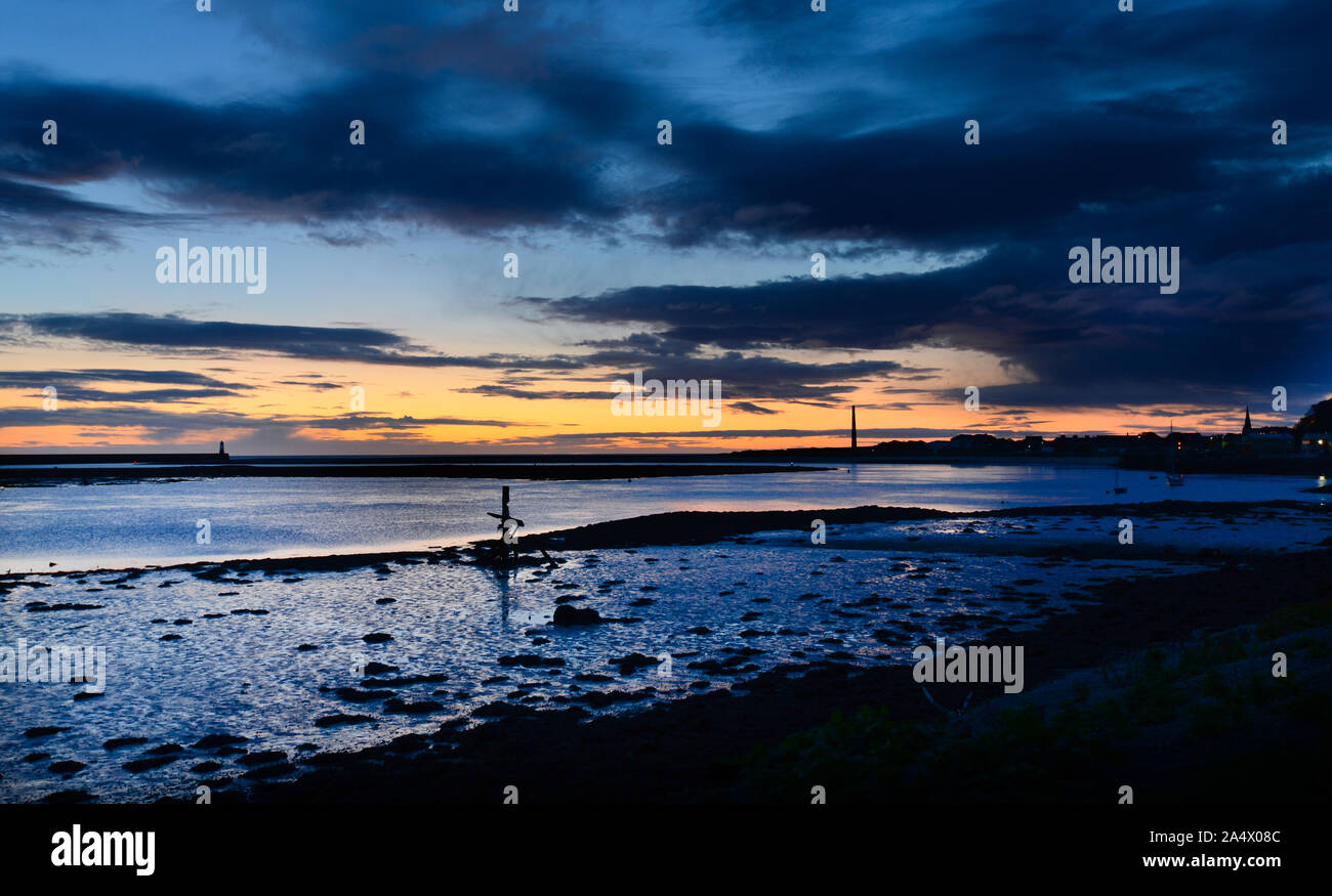 Viaggio di fine per il fiume Tweed come passa Berwick Pier nel Mare del Nord Foto Stock