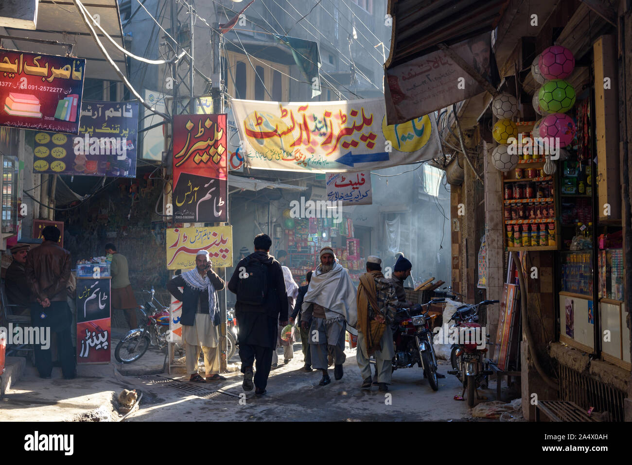 PESHAWAR PAISTAN - Gennaio 01, 2015: persone che passeggiano in corrispondenza della stretta strada di qissa khuwani baazaar ,decorate con banner colorati nella parte vecchia Foto Stock