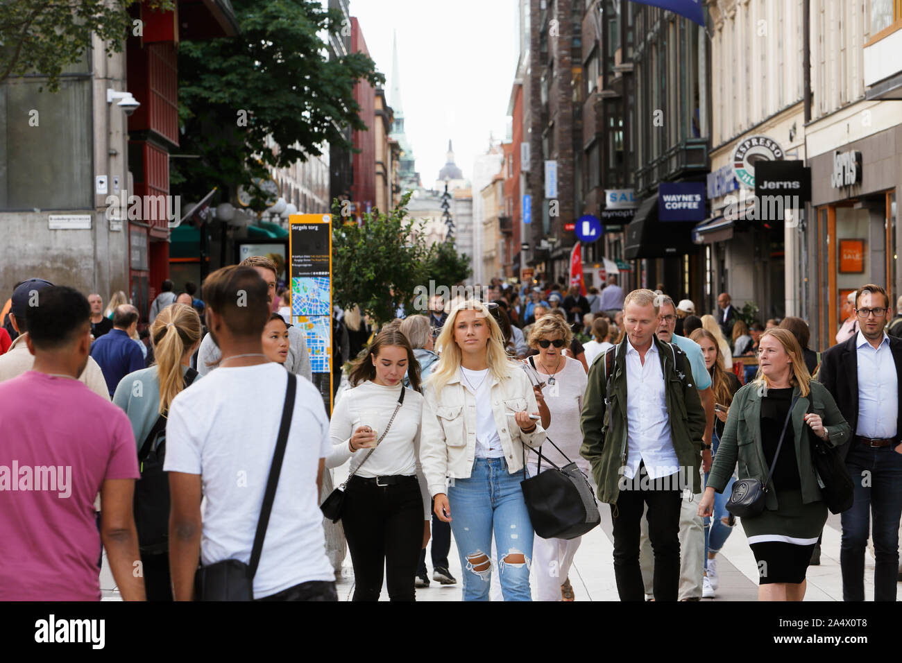 Stoccolma, Svezia - Agosto 15, 2019: occupato solo pedonale Drottninggatan street visto al Sergelstorgs square. Foto Stock