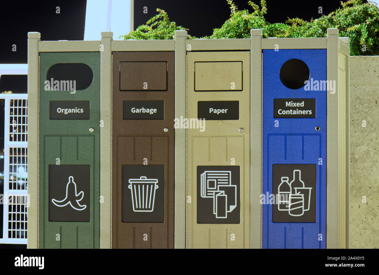 Diversi scomparti colorati per la raccolta di materiali di riciclo. Sicurezza e protezione ambientale. In stile vintage. Foto Stock