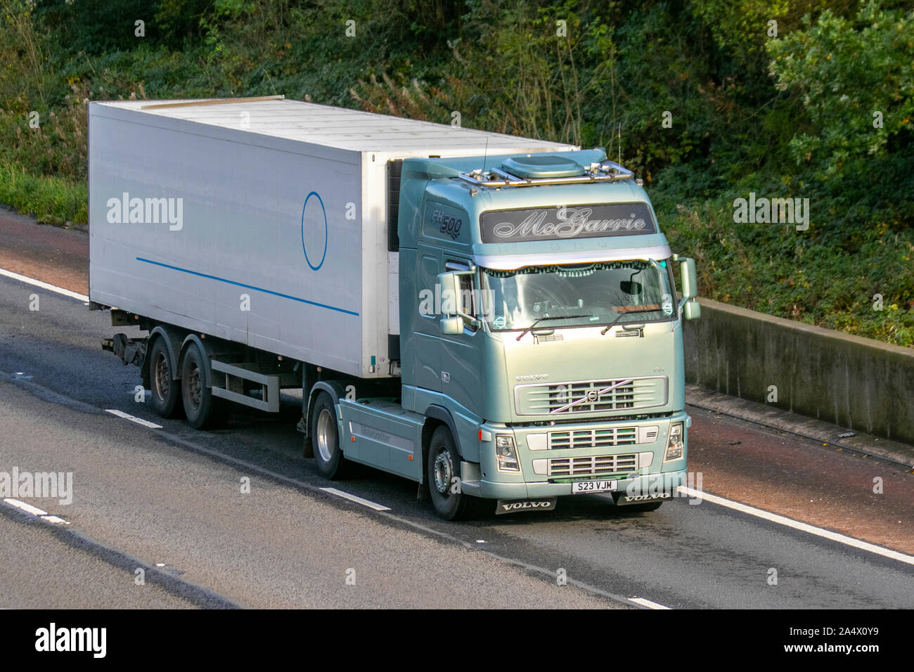 Trasporto Mcgarrie limitata; autostrada pesante di merci alla rinfusa camion di consegna trasporti, autocarro, trasporto, carrello, cargo speciale,New Volvo FH veicolo, consegna, trasporti, industria, merci sulla M6 a Lancaster, Foto Stock