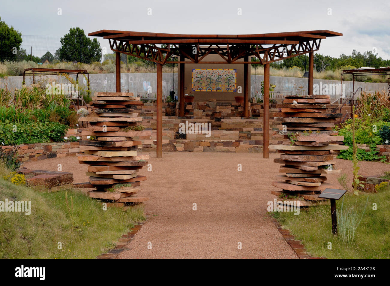 Il luogo di incontro anfiteatro presso la Santa Fe Botanic Gardens in New Mexico. La zona è utilizzata per feste, esibizioni e cerimonie. Foto Stock