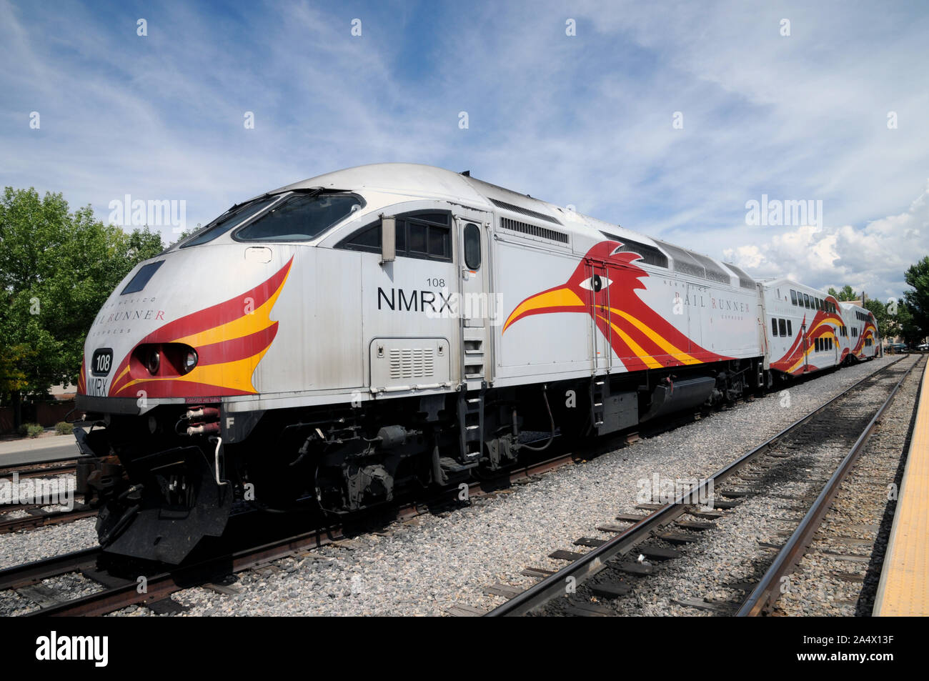 Un nuovo Messico Rail Runner Express a Santa Fe Railyard. Si tratta di un " commuter " sistema ferroviario che serve le aree metropolitane di Santa Fe e di Alburqueque. Foto Stock