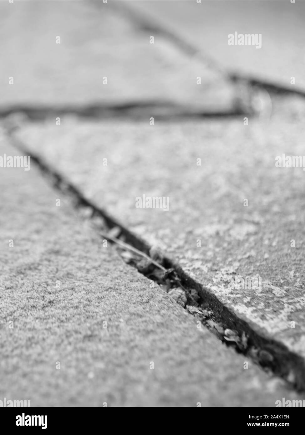 La superficie stradale in materiali naturali di pietra selvatici closeup, bw foto Foto Stock