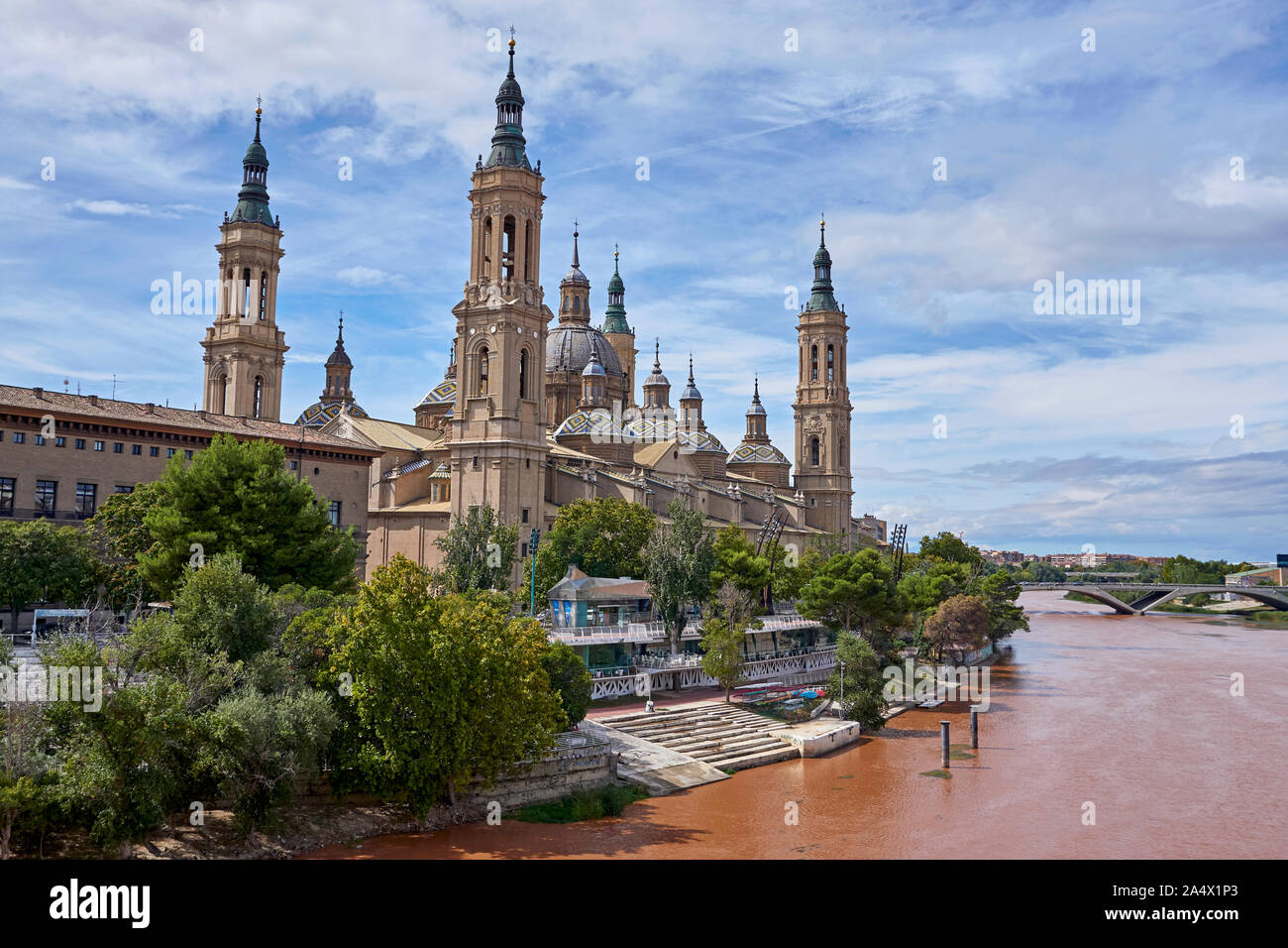 La seicentesca Basilica de Nuestra Señora del Pilar sul Rio Ebro, preso da Puente de Piedra, Saragozza, Aragona, Spagna Foto Stock