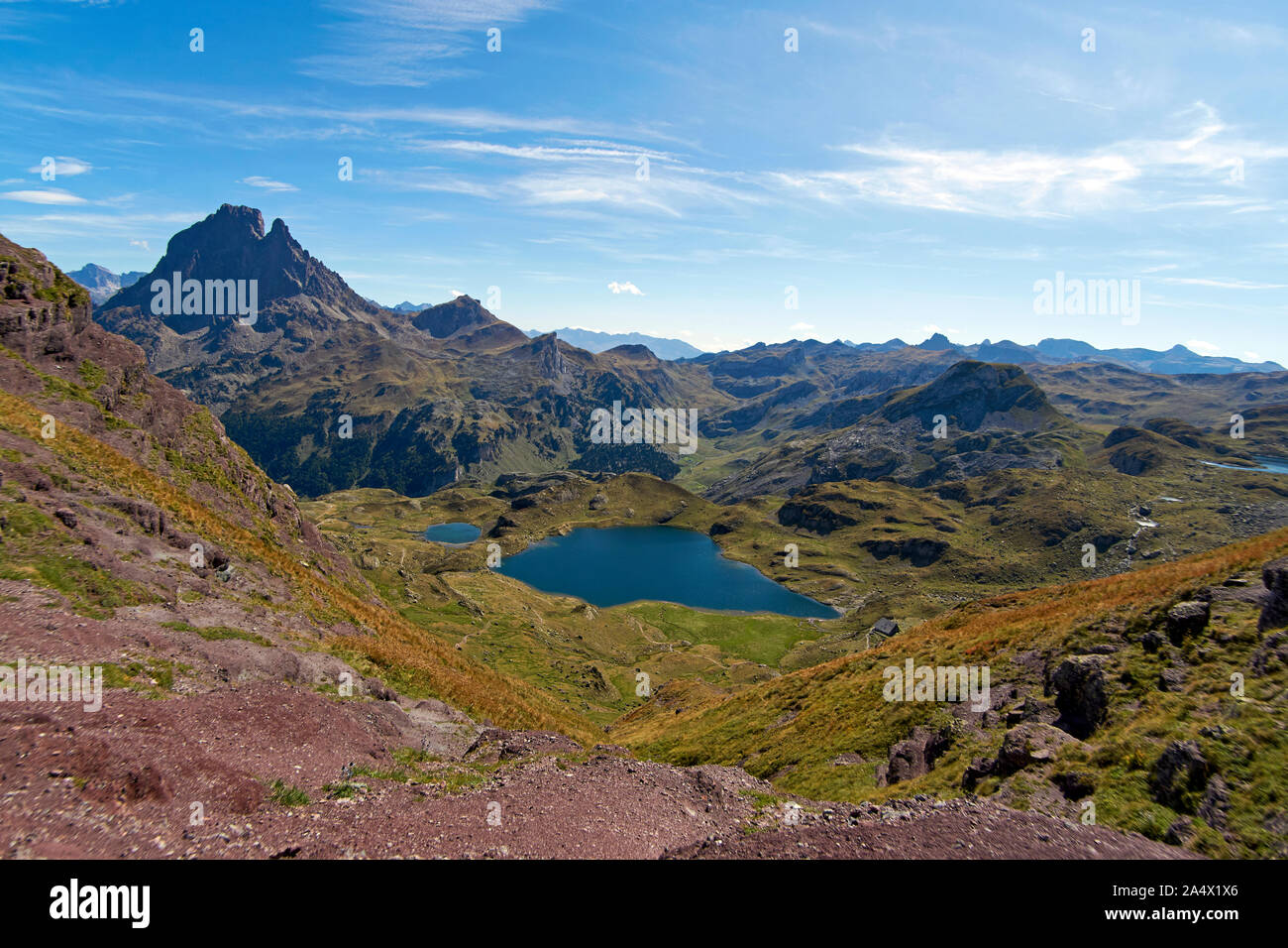 Il Lacs d'Ayous e rifugio Ayous (1,980m) prelevati da intorno il col d'ayous (2,185m), Ossau Valley, Francese Pyrénées, Francia Foto Stock Il Lacs d'Ayous e rifugio Ayous (1,980m) prelevati da intorno il col d'ayous (2,185m), Ossau Valley, Francese Pyrénées, Francia Foto Stock