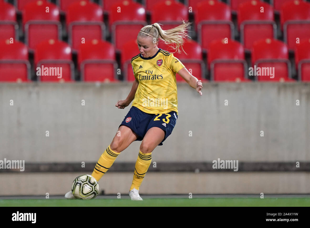 Praga, Repubblica Ceca. Xvi oct, 2019. Praga, Repubblica Ceca - 16 ottobre: Beth Mead di Arsenal attraversa la sfera durante il femminile UEFA Champions League football match tra SK Slavia Praha e Arsenal donne a Sinobo Stadium il 16 ottobre 2019 a Praga, Repubblica Ceca (foto di Daniela Porcelli/SPP) Credito: SPP Sport Stampa foto. /Alamy Live News Foto Stock