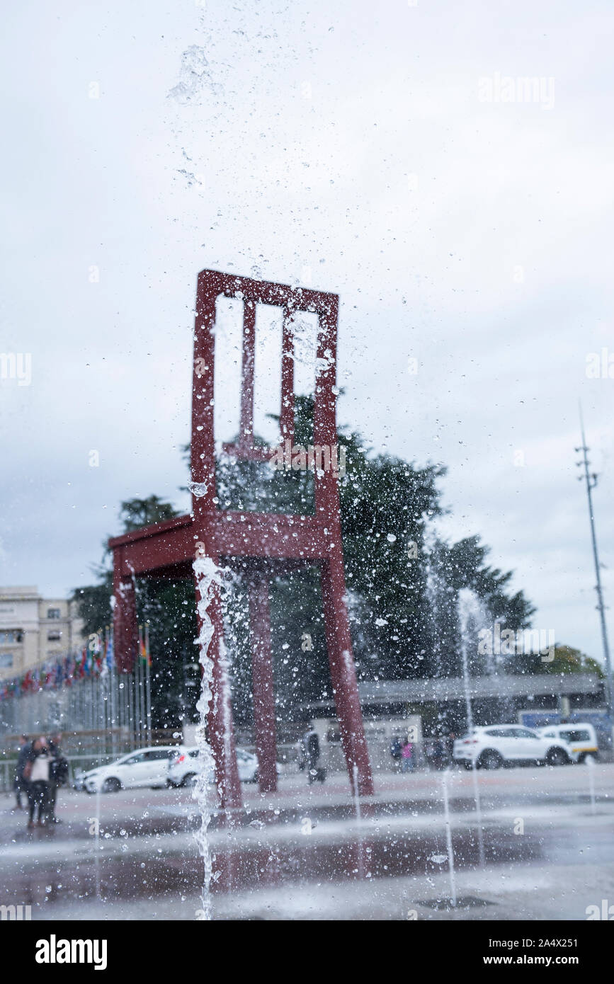 Sedia rotta e fontane presso le Nazioni Unite, Ginevra Foto Stock