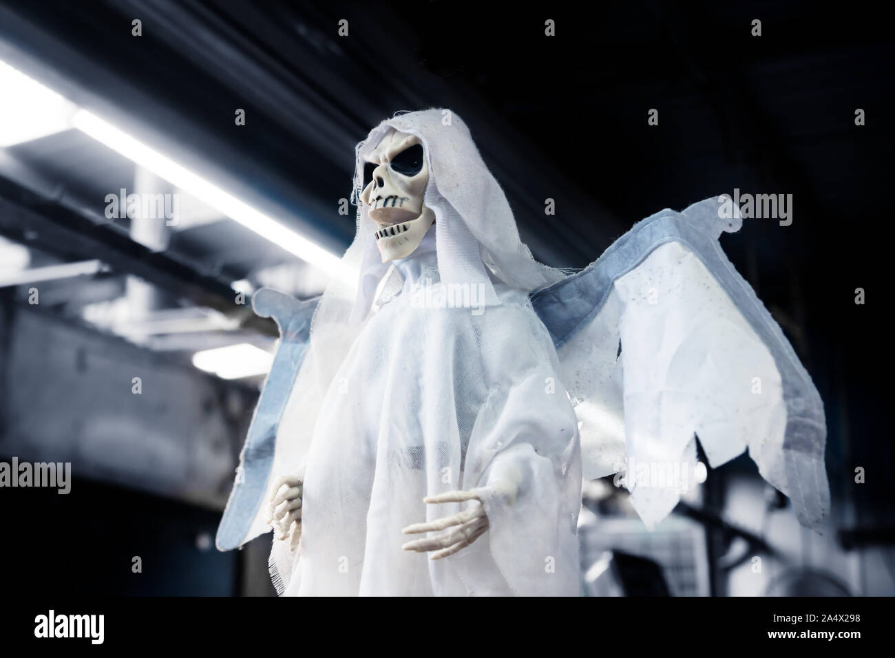 Scheletro pupazzo fantasma come decorazione per Halloween, il giorno dei morti con background industriale in Merida, Messico Foto Stock