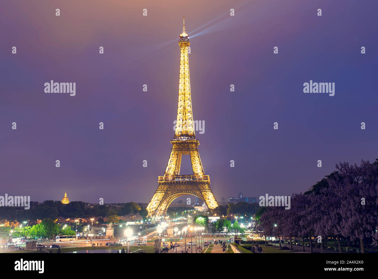 Parigi - maggio 06: Torre Eiffel illuminata al crepuscolo. Tempo di notte a Parigi nel maggio 06. 2017 in Francia Foto Stock