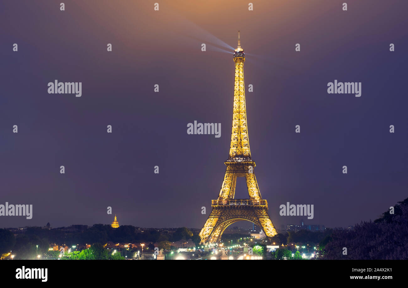 Parigi - maggio 06: Torre Eiffel illuminata al crepuscolo. Tempo di notte a Parigi nel maggio 06. 2017 in Francia Foto Stock