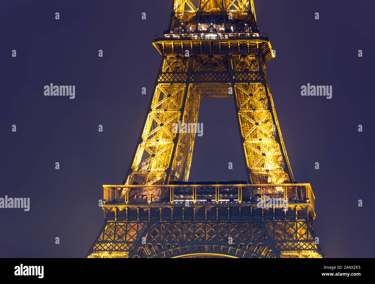 Parigi - maggio 06: Torre Eiffel illuminata al crepuscolo. Tempo di notte a Parigi nel maggio 06. 2017 in Francia Foto Stock
