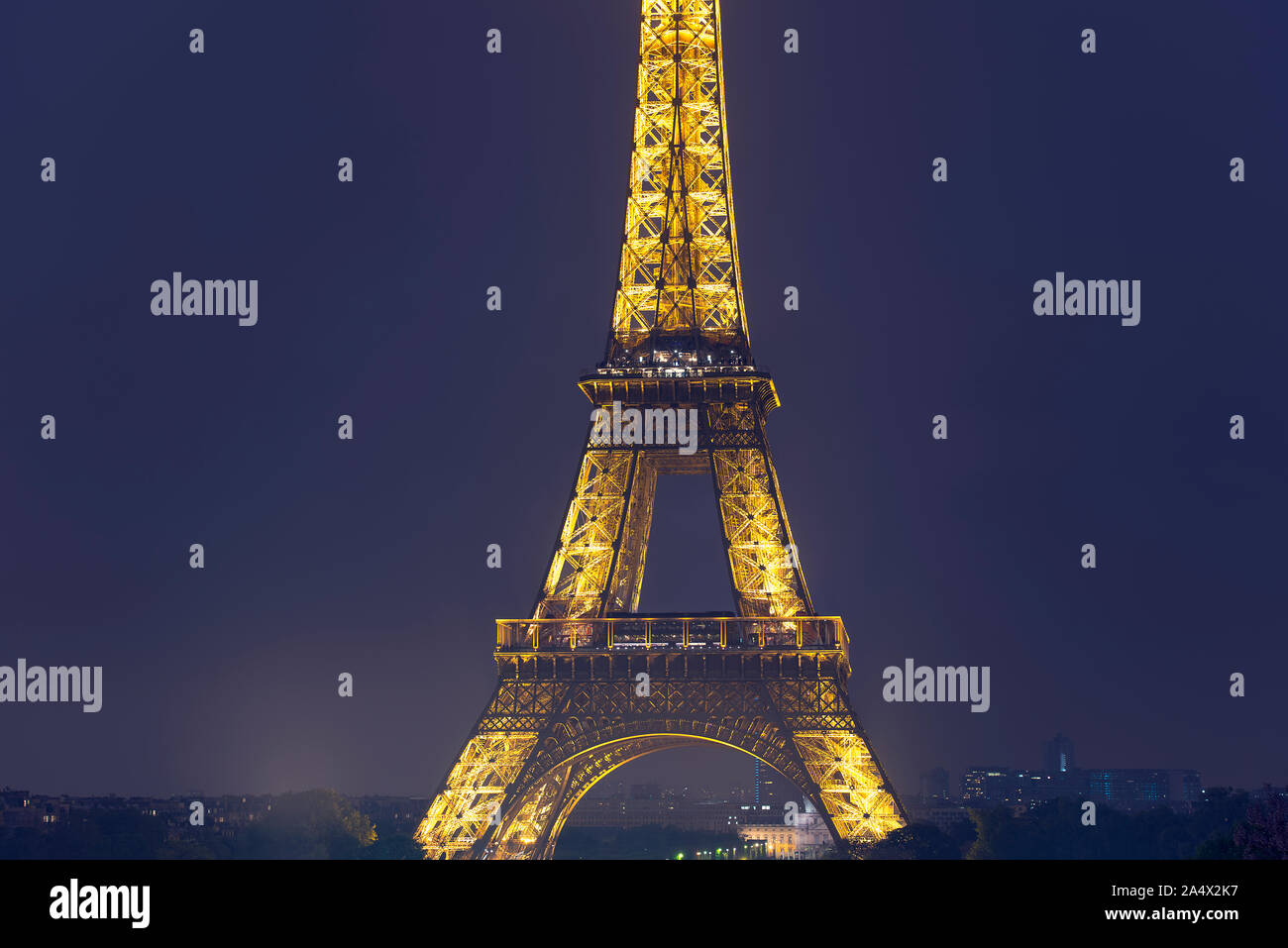 Parigi - maggio 06: Torre Eiffel illuminata al crepuscolo. Tempo di notte a Parigi nel maggio 06. 2017 in Francia Foto Stock